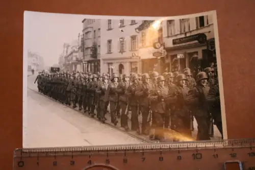 tolles altes Foto - Soldaten marschieren durch Stadt - Geschäft Emil Schmiederer