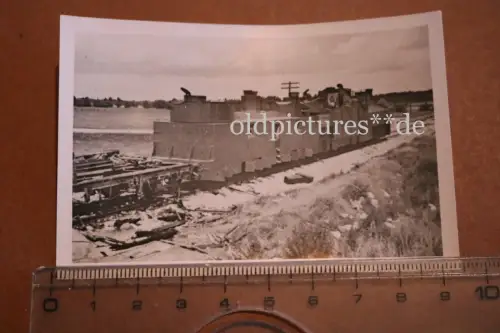 tolles altes Foto - zerstörter russischer Panzerzug 