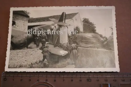  altes original Foto abgeschossener französischer Jäger bei Maas Übergang 