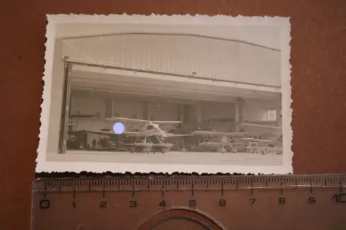tolles altes Foto - Hangar mit vers. Flugzeugen - Wasserflugzeug, Doppeldecker 