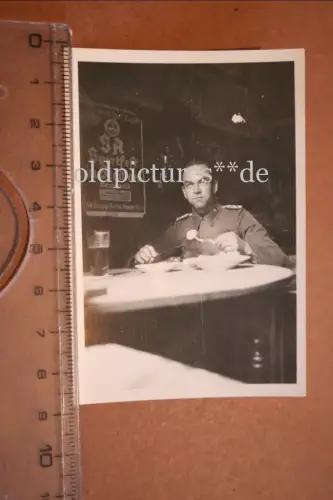 tolles altes Foto - Soldat bei Mittagsessen Berlin Lichtenberg - Plakat Sportfes