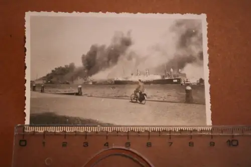 altes Foto -  brennender Hafen - Rotterdam ? Schiff Veendam-Holland