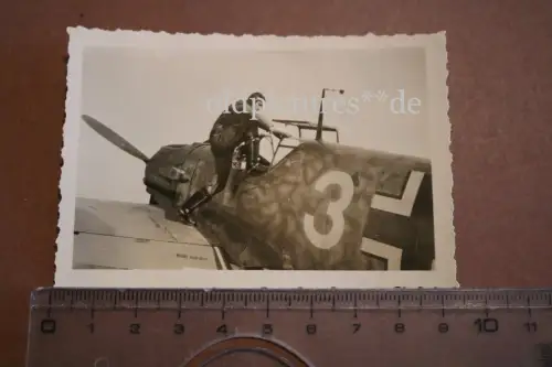 tolles  altes original Foto Pilot steigt ins Flugzeug JG 26 ??   Tarnmuster 