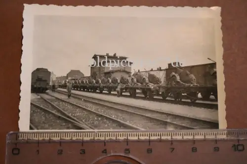 tolles altes Foto - Bahnhof Plathe Pommern - mit Waggons Geschütze 