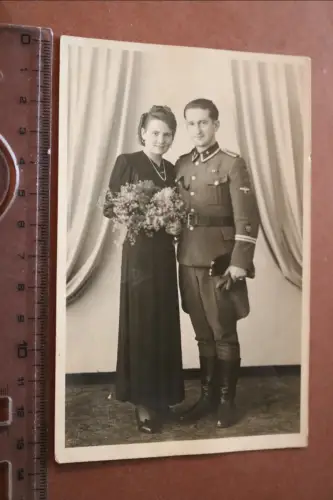 tolles altes Foto Portrait Frau mit Soldat - mir unbekannte Uniform ? 