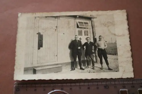 altes Foto - Lazarett ?? Baracke mit Rotes Kreuz  und drei Männer 