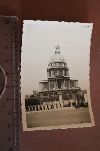  altes  Foto -  Soldaten vor dem Invaliden Dom in Paris 