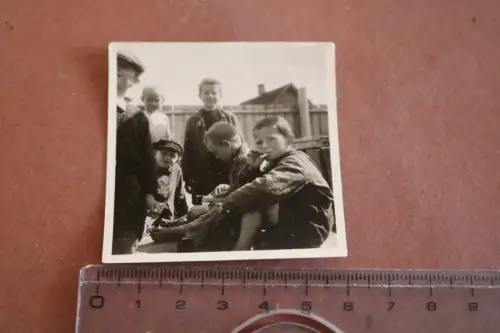  altes  Foto -  Gruppe Kinder Jungen , einer am Rauchen ? Russland ?