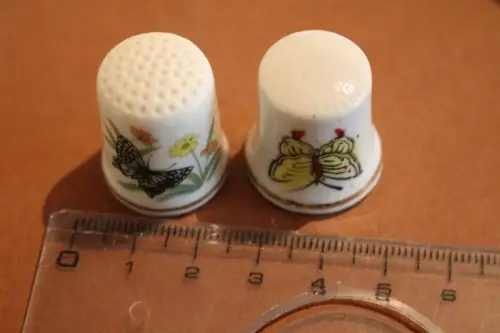 zwei Keramik ? Porzellan Fingerhüte Motiv Schmetterlinge 