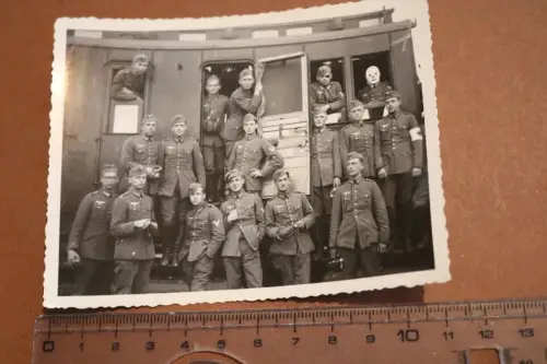 altes Foto - Gruppe Soldaten, teilweise Verletzte im und am Eisenbahnwaggon 