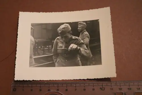 altes Foto  Soldat beim MIttagessen ?? Bratwurst ? 