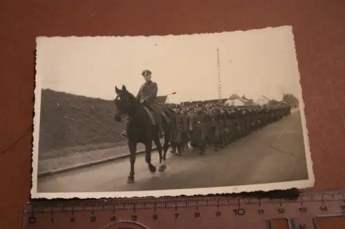 altes Foto - Ausbildung ?? Soldaten marschieren am Deich ? entlang - Ort ?