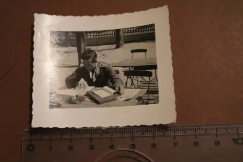 altes Foto Soldat beim Lesen - Schulterstück Buchstabe B ??? 1943