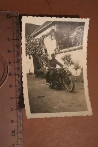 tolles altes Foto - Soldat mit Motorrad - Marke ?? 1940 Frankreich 