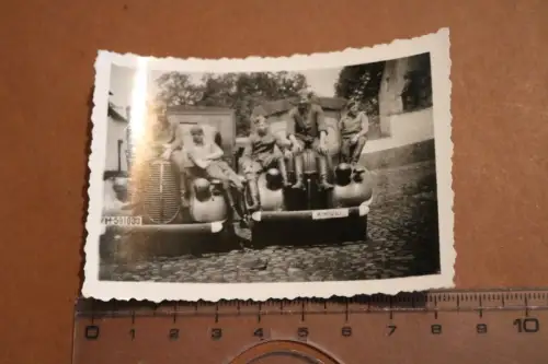 tolles altes Foto - Soldaten mit LKW´s  Heer - Abzeichen Windrad ??