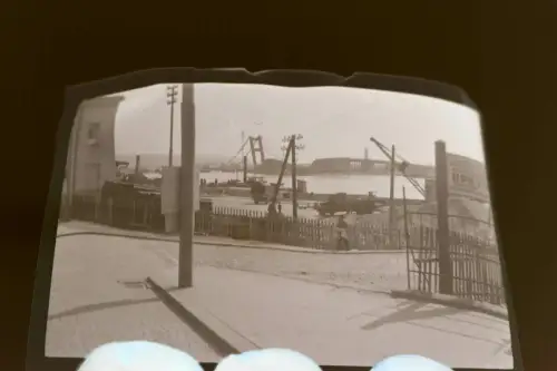 tolles altes Negativ - deutsche Fahrzeuge - Hafen ? Russland  ? Schild ??