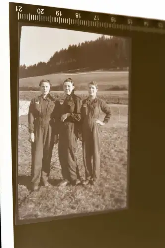 tolles altes Negativ - drei hübsche Mädels in Arbeits-Overall ? Helferinnen ?? 