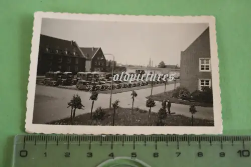 tolles altes Foto - Kasernengelände voller LKW´s und PKW´s 