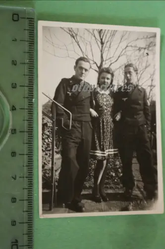 tolles altes Foto - Frau in Begleitung von zwei Soldaten der Panzertruppe 