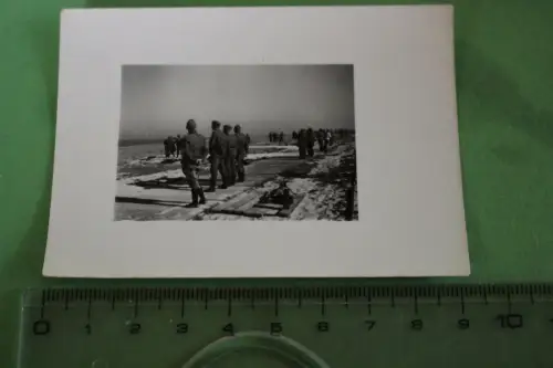tolles altes Foto - Soldaten zum Flugzeugschiessen in ??? 
