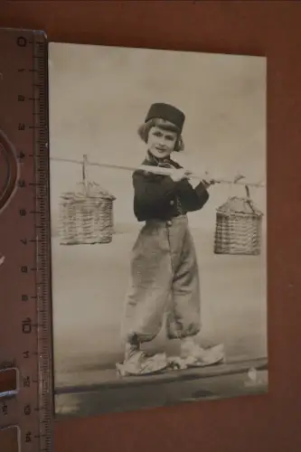 tolle alte Fotokarte Junge in Tracht mit Holzschuhen - NIederlande ? 1909