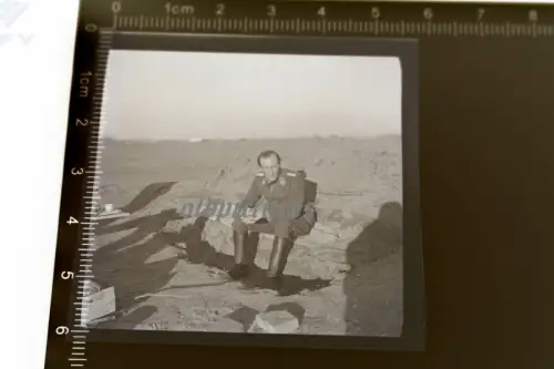 tolles altes Negativ - Soldat Luftwaffe sitzt auf Sandbank - Afrika ??? 