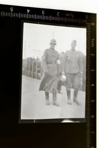 tolles altes Negativ - Soldaten am Bahnsteig - Waggons 