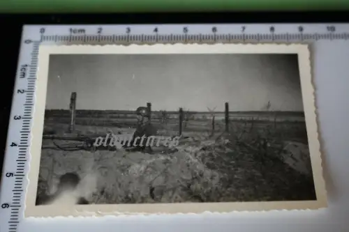 tolles altes Foto - Soldat im Erdloch mit MG  