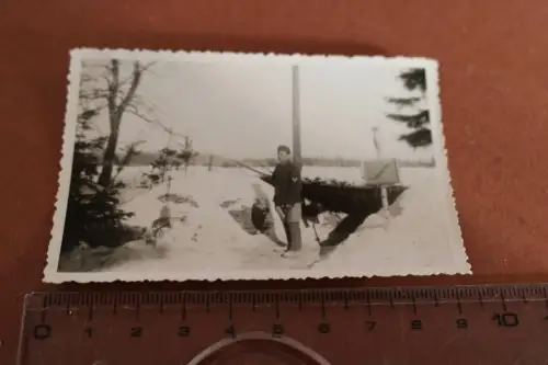 tolles altes Foto -  Soldat vor Unterstand ?? Schild Zum Wellensittich