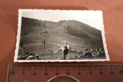 tolles altes Foto -  Soldaten geniessen die Aussicht in den Bergen 1934