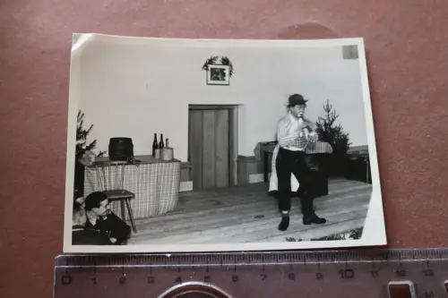 tolles altes Foto - Soldaten Luftwaffe schauen einem Clown zu - Feier