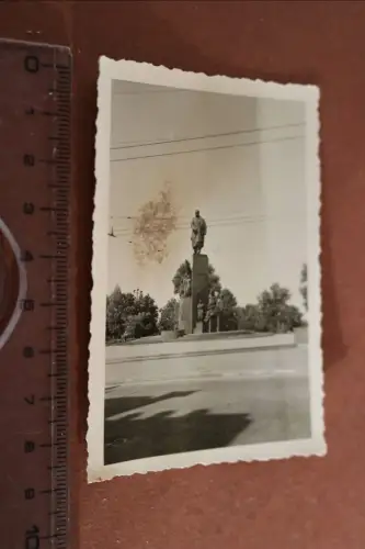 tolles altes Foto -  Lenin ? Denkmal  - Russland - Ort ???