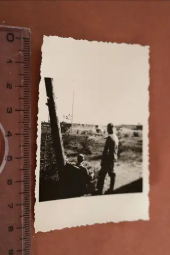 tolles altes Foto -  Soldaten Pause - Feldflugplatz ? Ju52 , viele Planen gespan