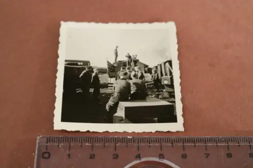tolles altes Foto -  Soldaten verladen Kisten - Bahnhof ??  Ort ???