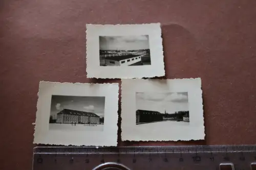 drei kleine  alte Fotos - Kasernengebäude , Garagen - Soldaten - Ort ???