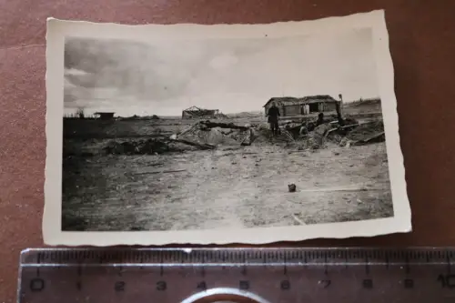 tolles  altes Foto  Russland ?? zerstörte Gebäude , versteckte Stellung 