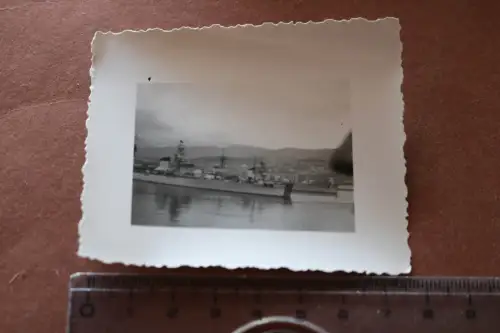 tolles altes Foto - mir unbekannte Kriegsschiffe - Zerstörer ?? Ort ??? 