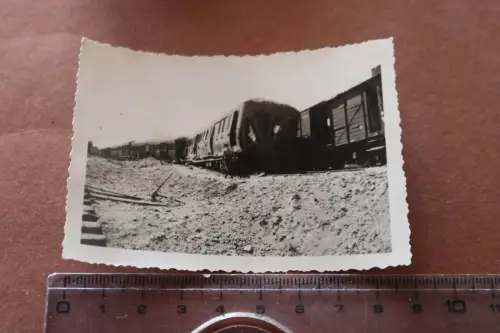 altes Foto - zerstörter Personenzug - Ort ??