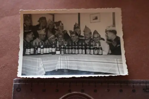 tolles  altes Foto  Soldaten am feiern vers. Spiritousen, Medoc, Muscat - Frankr
