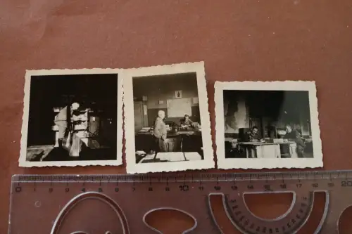 drei tolle alte Fotos Büro, Warenlager, Landkarten, Soldaten 
