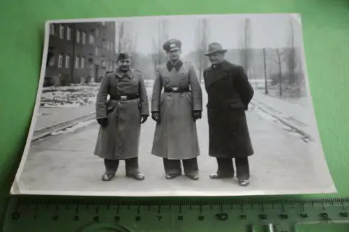 tolles altes Foto  - drei Männer , davon zwei Soldaten 