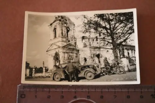 altes Foto - zerstörte Kirche , Krad-Fahrer Oldtimer - Ort ?? Frankreich ??