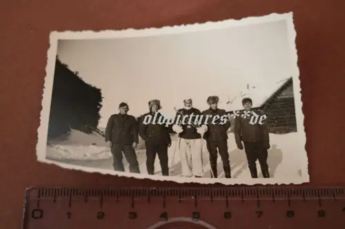 tolles altes Foto - fünf Soldaten Winterkleidung - Skifahrer mit MP