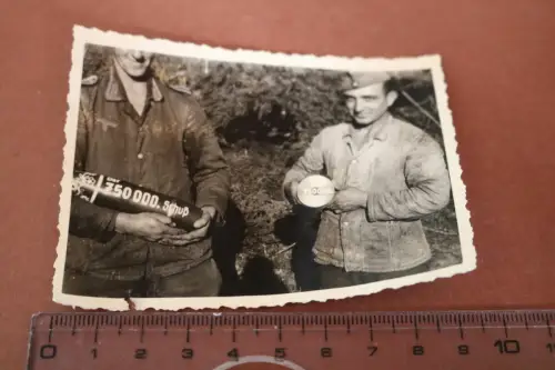 tolles altes Foto - Soldaten mit Geschoss - der 750.000 Abschuss