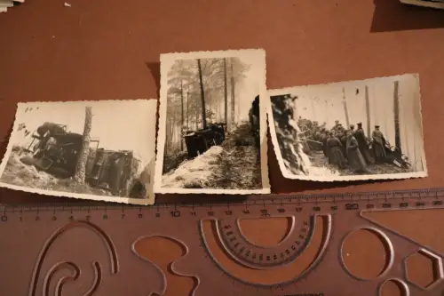 drei alte Fotos - verunfallter PKW - Soldaten wollen bergen