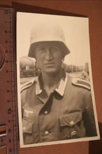 altes Foto - Portrait eines Soldaten mit Stahlhelm 