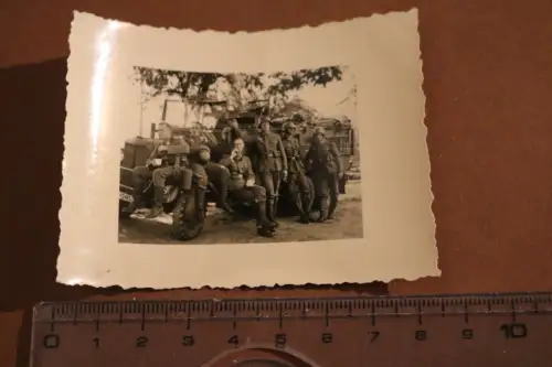 altes Foto - Gruppe Soldaten - Fernmelder ?? PKW mit Div. Zeichen Löwe mit Krone