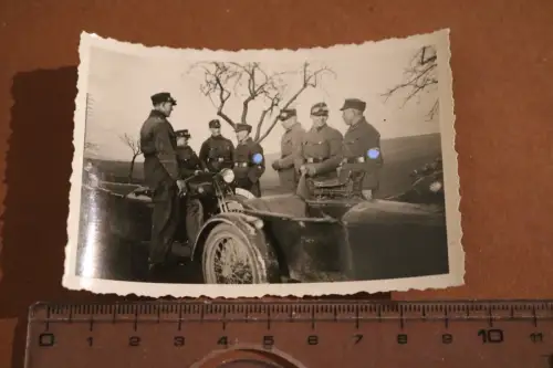 tolles altes Foto - Gruppe Soldaten mit Krad mit Beiwagen 