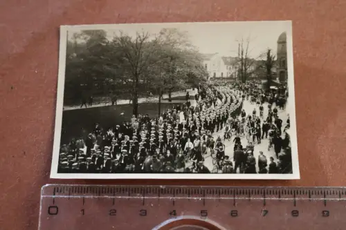 tolles altes Foto - Matrosen marschieren durch Stadt -  Ort ?? 30er Jahre 