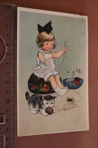 tolle alte Künstlerkarte Kleines Mädchen stopft ihren Strumpf mit Kätzchen 1924